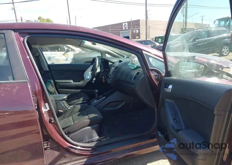 2018 Kia Forte Lx z USA, uszkodzony, nr VIN 3KPFK4A77JE274456